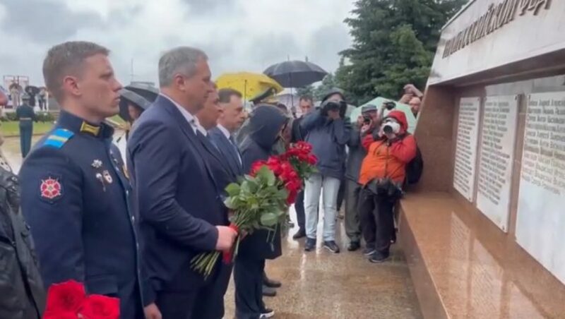 Иван Носков несмотря на непогоду возложил цветы к вечному огню в День памяти и скорби