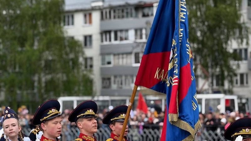 В Челнах парад Победы посетили 8 000 человек