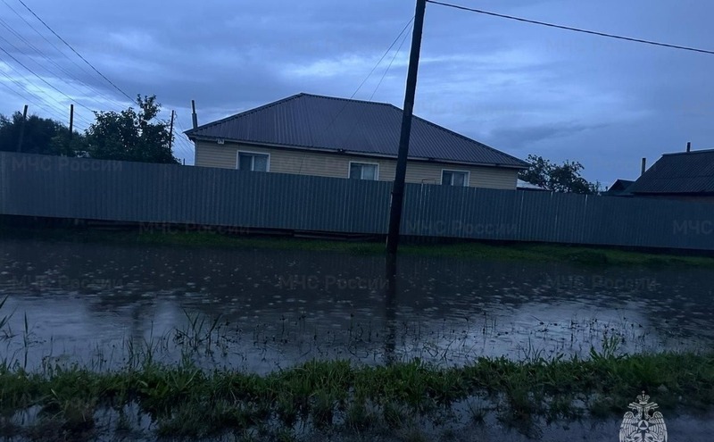 Под Омском из-за дождей начало топить частные дома