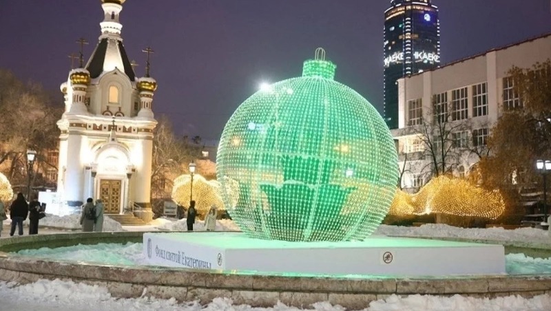 5-метровый мультимедийный ёлочный шар зажгли в центре Екатеринбурга