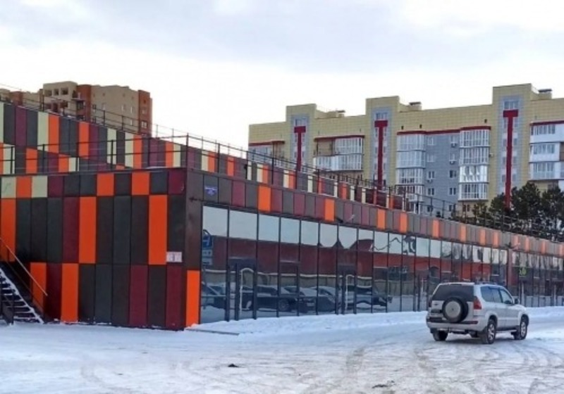 После восьми лет строительства в Омске ввели в эксплуатацию многоэтажную автостоянку