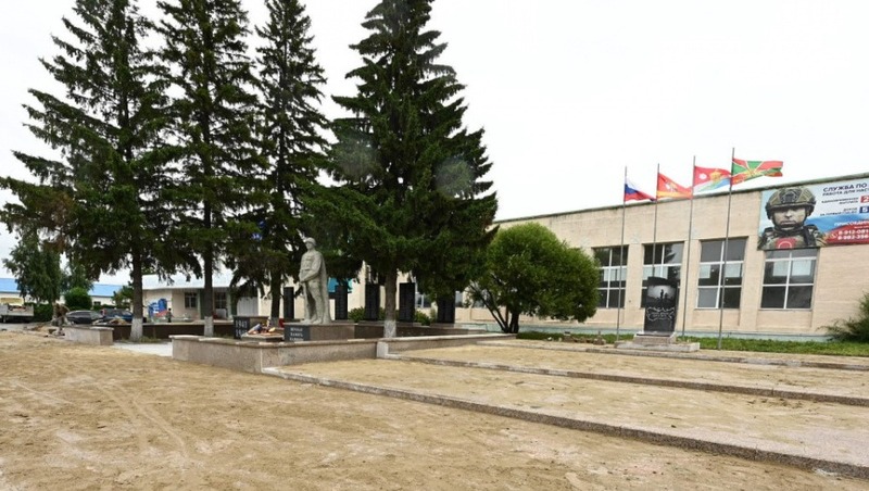 Текслер осмотрел отремонтированный ДК в селе Каратабан