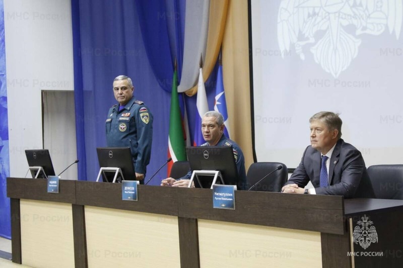 Денисов представил личному составу нового главу ГУ МЧС России по РТ