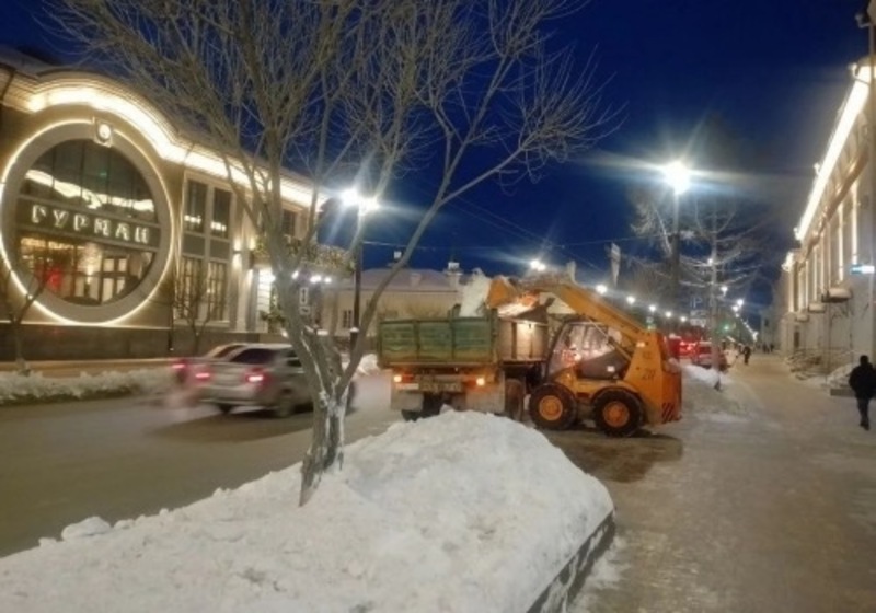 Дорожные службы Омска вывезли почти 6 тысяч кубометров снега за выходные