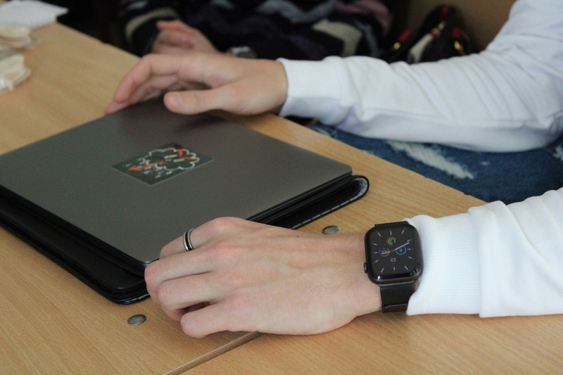 Омская область в этом рейтинге заняла 28-е место. В регионе в малом и среднем бизнесе работают 321,1 тысячи человек, что составляет 38,6 % экономически активного населения. За последние три года число работников в этой сфере выросло на 13,9 %. В статистику входят как индивидуальные предприниматели, так и их сотрудники.  Для сравнения, наибольшая доля занятых в малом бизнесе зафиксирована в Калмыкии — 63 %, а наименьшая — в Ингушетии, где предпринимательской деятельностью заняты всего 10,9 % граждан. По числу работников лидирует Москва: там в малом и среднем бизнесе трудятся 4,3 млн человек.