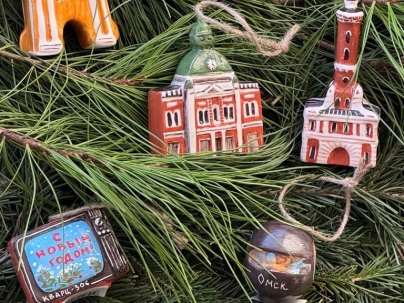 Елку в Москве нарядили омскими новогодними игрушками с символикой города