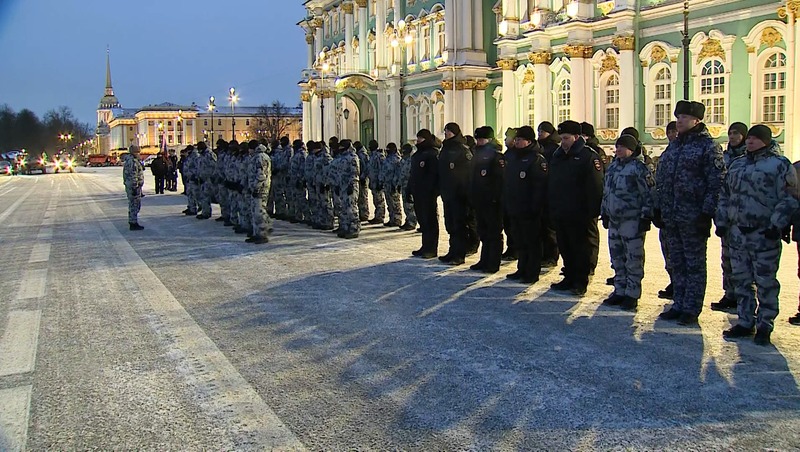 Смотр нарядов полиции состоялся на Дворцовой площади в Петербурге