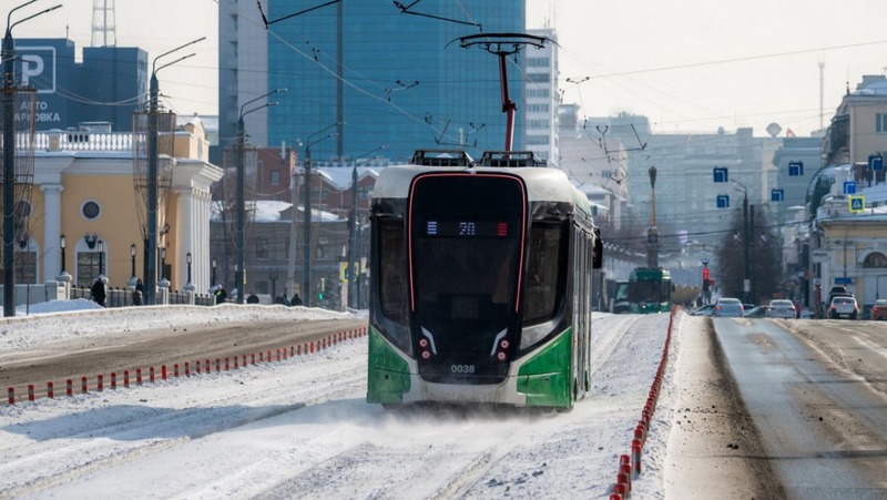 Трамвай сошел с рельсов на перекрестке в центре Челябинска