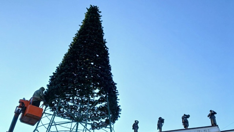 Главную городскую елку устанавливают на Театральной площади Магадана