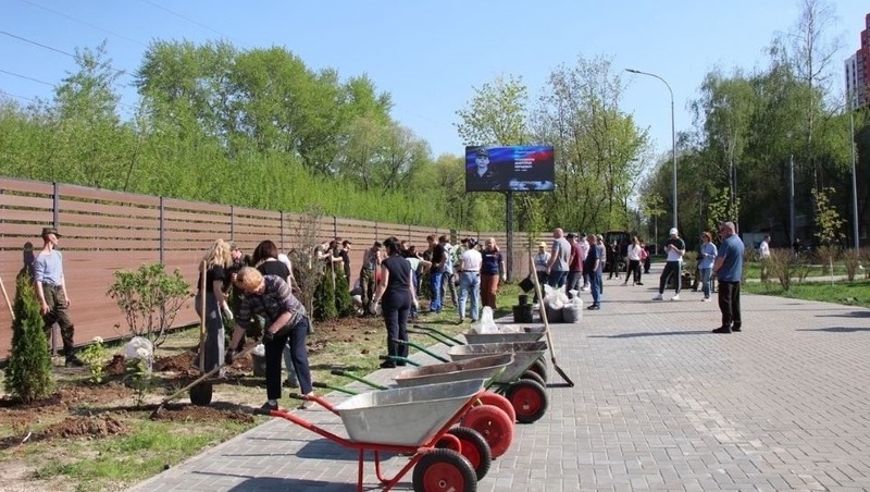Более 90 деревьев и кустарников высадили в Гвардейском сквере Рязани
