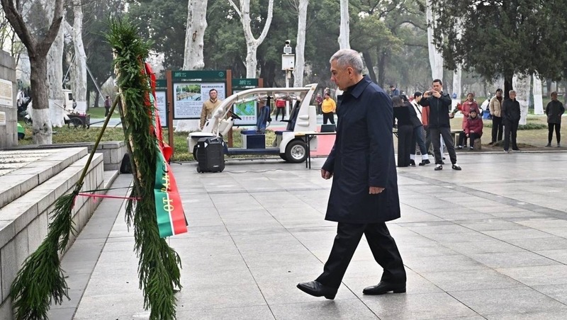 Минниханов возложил цветы к памятнику советским лётчикам в Китае