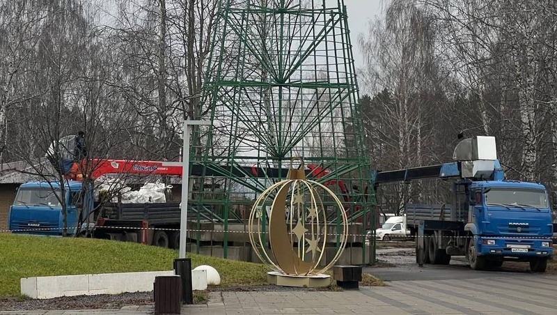 Новогоднюю елку устанавливают в парке «Чебурашка» в Елабуге