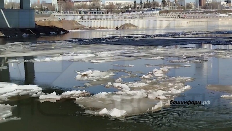 Ледоход начался на реке Белой в Уфе