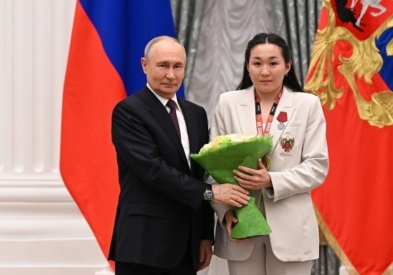 В.Путин вручил омской боксерше государственную награду в Кремле