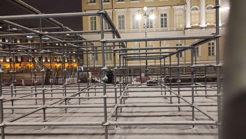 Восьмиметровую горку устанавливают на Дворцовой площади в Петербурге