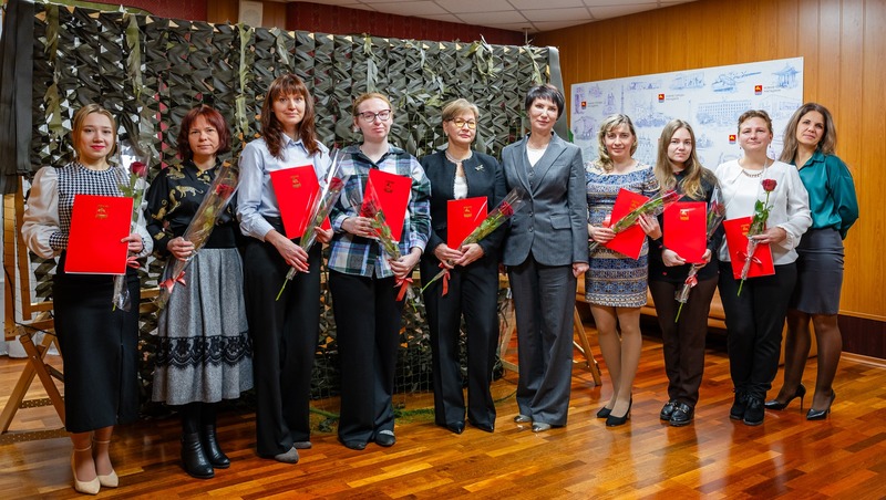 Мэр Магадана поблагодарила волонтёров, сплетших 50 маскировочных сетей