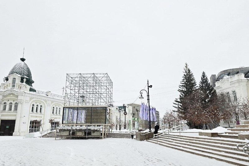 На зимнем Любинском в Омске начали монтировать тёплую сцену