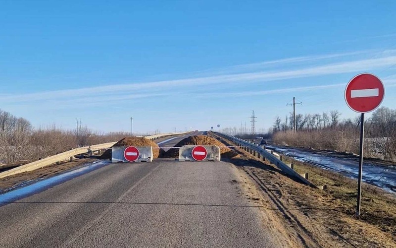 Экстренно закрыли разрушающийся мост на трассе в Воронежской области