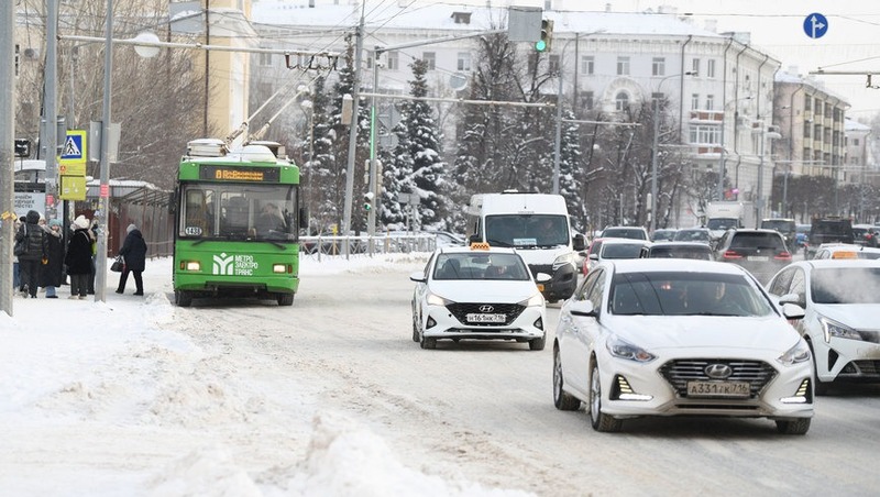 В Казани из-за аварии остановились троллейбусы и трамвай