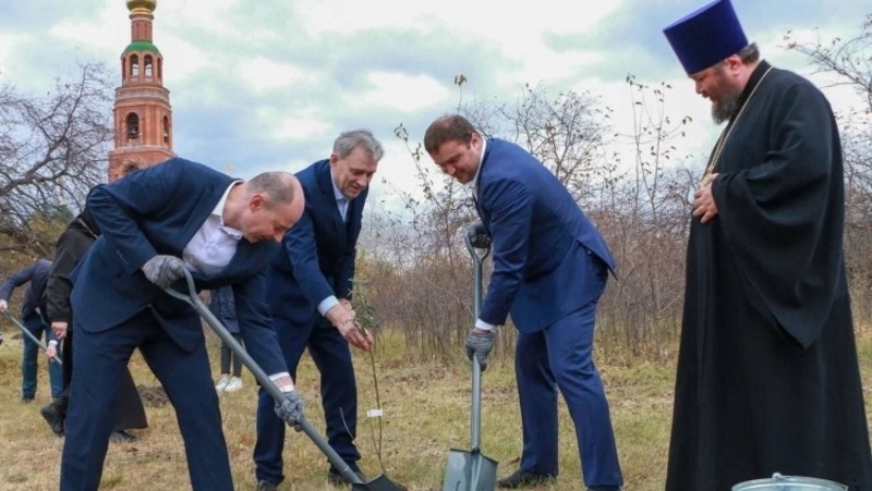 Хоценко вместе с делегацией из Минска высадил облепиху в Ачаирском монастыре