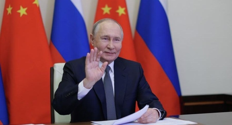 Путин улыбнулся и помахал рукой Си Цзиньпину во время их онлайн-встречи