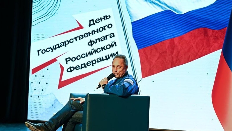 Космонавт Антон Шкаплеров торжественно вручил юным челябинцам паспорта