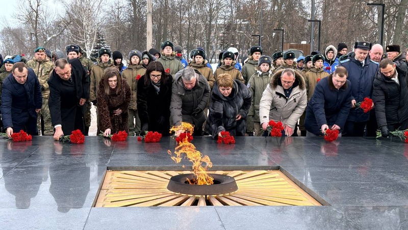 Нижегородцы возложили цветы к Вечному огню в честь Дня защитника Отечества