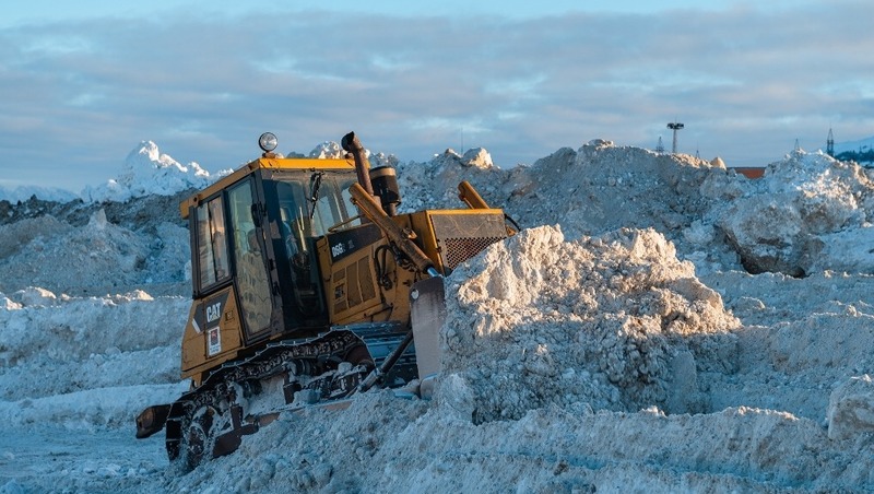 Коммунальные службы ведут круглосуточную снегоуборку в Магадане