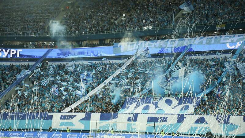 Фанаты «Зенита» забросали игроков «Спартака» бутылками после поражения