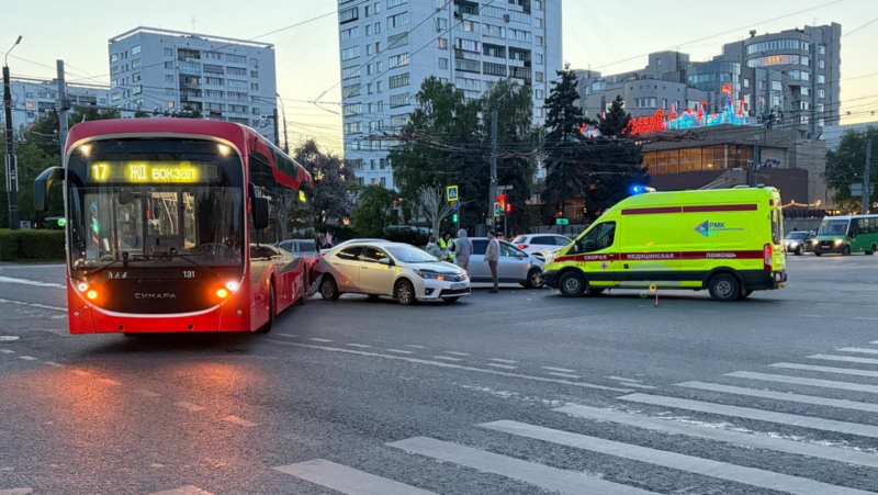 13-летняя школьница пострадала при столкновении троллейбуса и иномарки в Челябинске