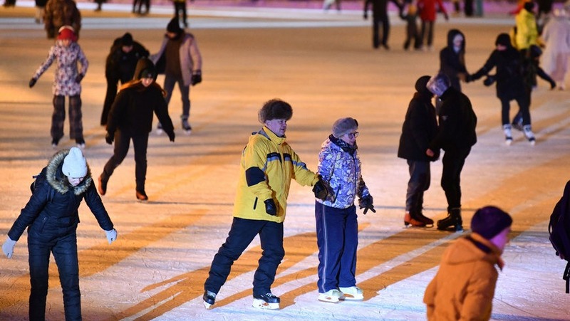 В парке «Черное озеро» возобновили работу катка и пункта проката коньков