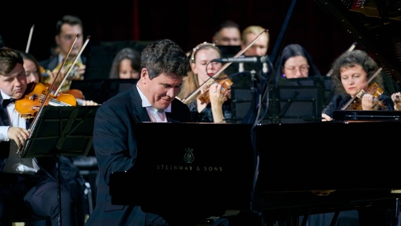 Пианист Денис Мацуев выступил с благотворительным концертом для педагогов Озерска