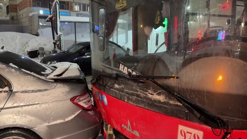 Автобус врезался в три автомобиля в Казани