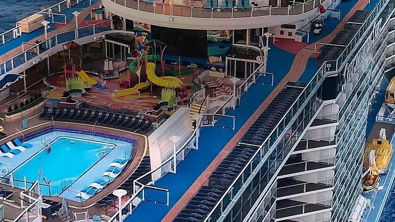 В посольстве рассказали о ситуации с россиянами на борту судна Spectrum of the Seas  