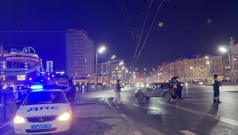 2 автомобиля столкнулись на перекрестке Бутлерова и Пушкина в Казани