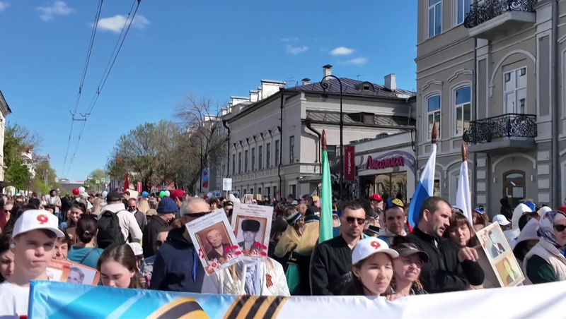 В День Победы казанцы прошли по улицам с портретами фронтовиков