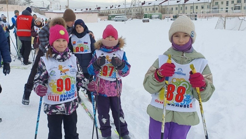 Семейные соревнования лыжников провели в Магадане