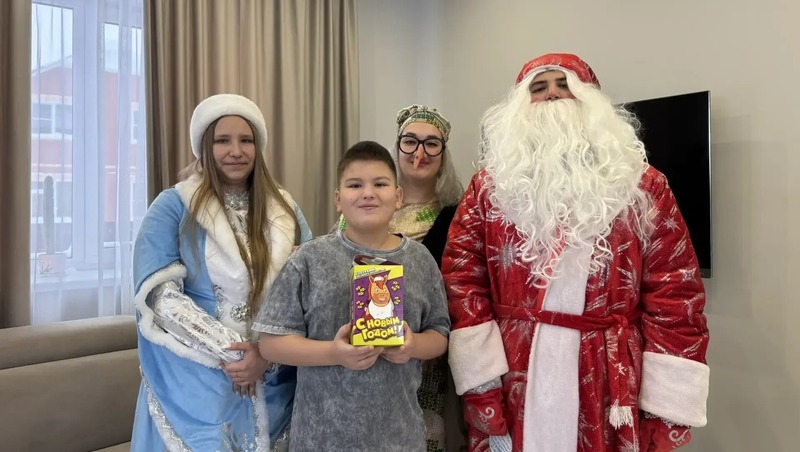 12 приёмных семей поздравил Дед Мороз в рамках благотворительной акции в Уфе
