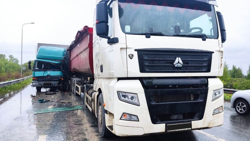 В Самарской области спасли зажатого в кабине водителя большегруза