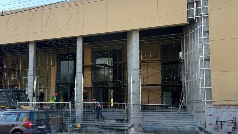 Витражи для торговых павильонов устанавливают на станции «Путиловская» в Петербурге