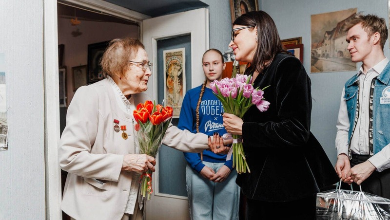 Волонтёры Победы поздравили 128 ветеранов с 8 Марта в Нижегородской области