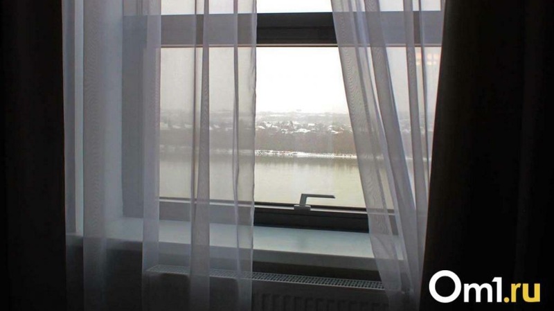 В Омской области пятилетний мальчик выпал из окна, оставшись дома один