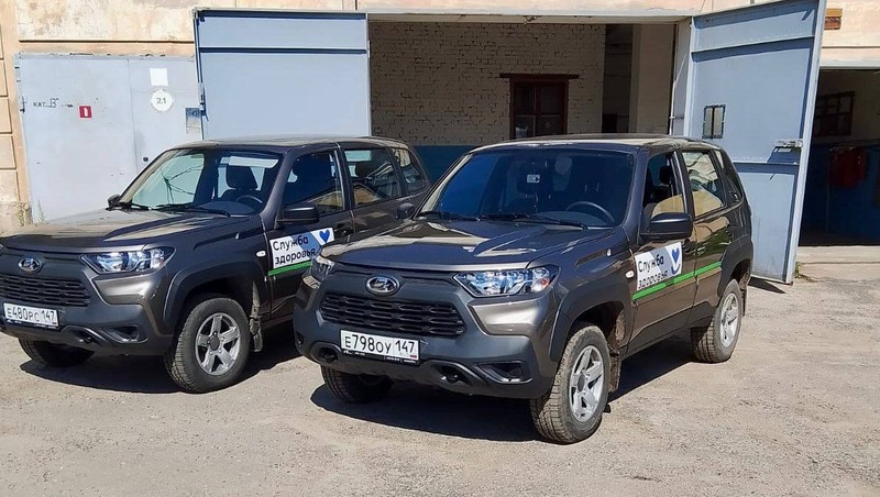 2 новых автомобиля передали врачам Сланцевского района Ленобласти