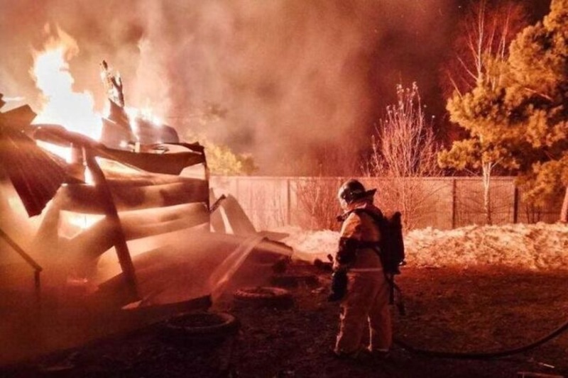 Ночью в Омской области произошёл пожар в двухэтажном доме