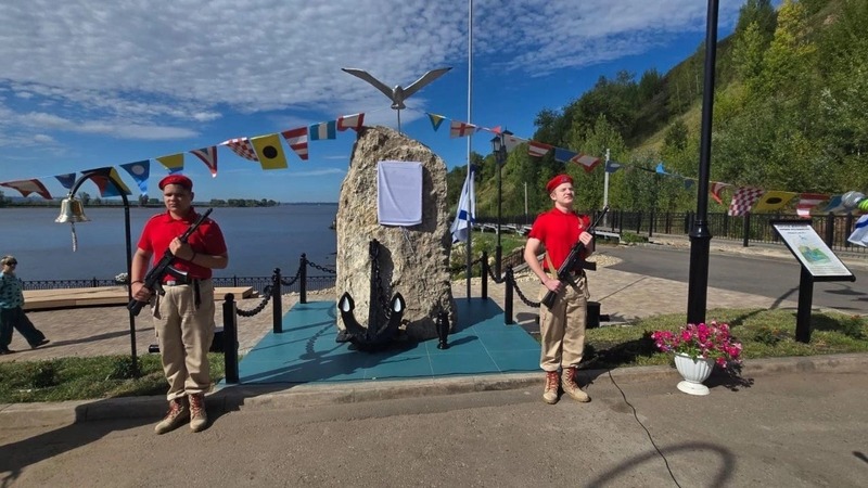 Памятный знак военным морякам открыли в Елабуге