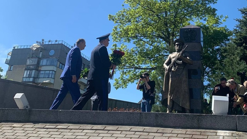 Александр Дрозденко возложил цветы к скульптуре «Пограничникам Выборгских рубежей»