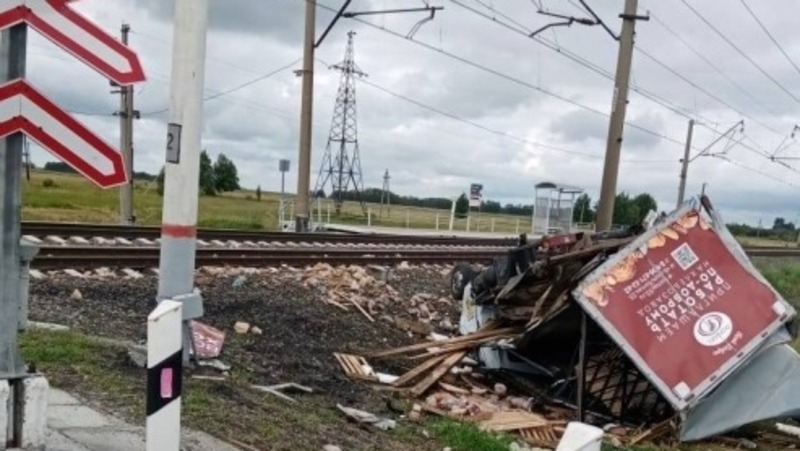 В Омской области поезд столкнулся с груженым хлебом автомобилем