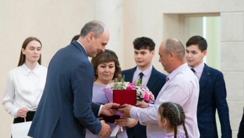 Денис Паслер вручил государственные награды РФ многодетным уральским семьям