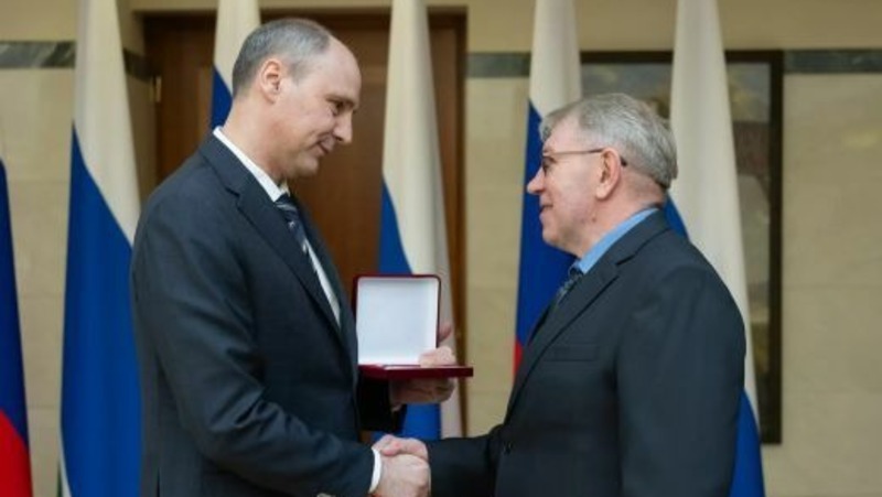 Д.Паслер вручил награды восьми свердловчанам в честь Праздника Весны и Труда