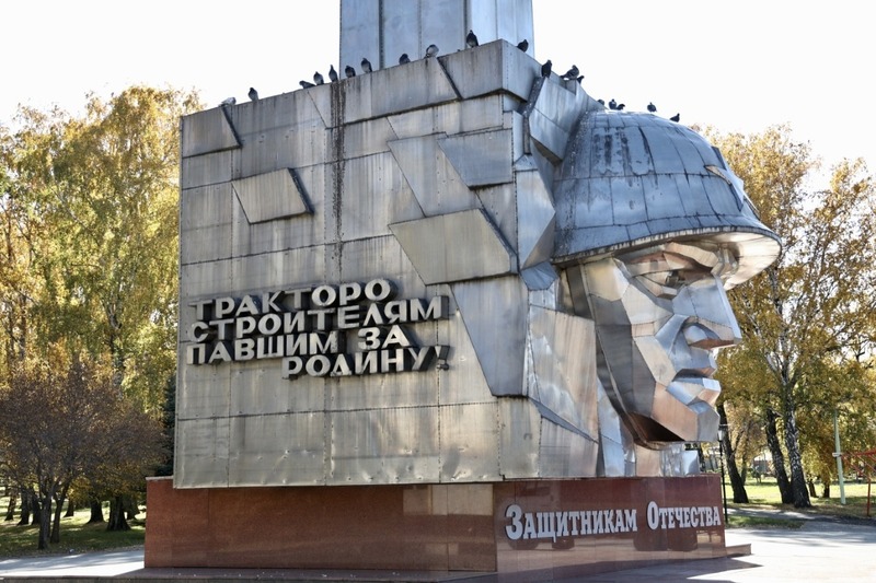 Реставрация памятника погибшим тракторозаводцам в Саду Победы